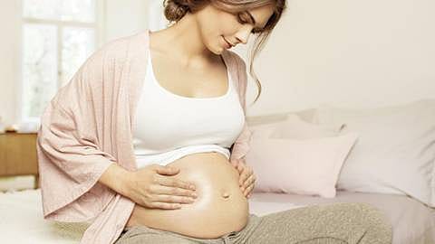 massage du ventre femme enceinte