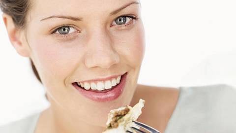 femme qui mange