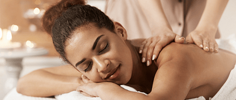 femme qui se fait masser