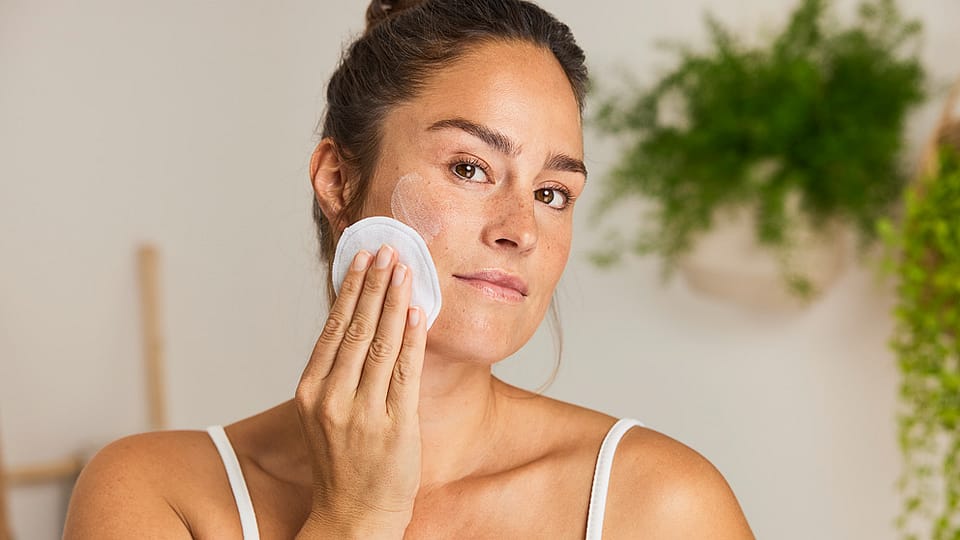 femme lors du nettoyage du visage