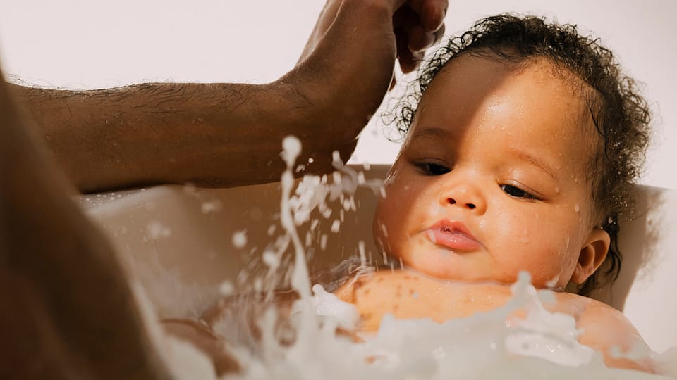 bébé prenant son bain