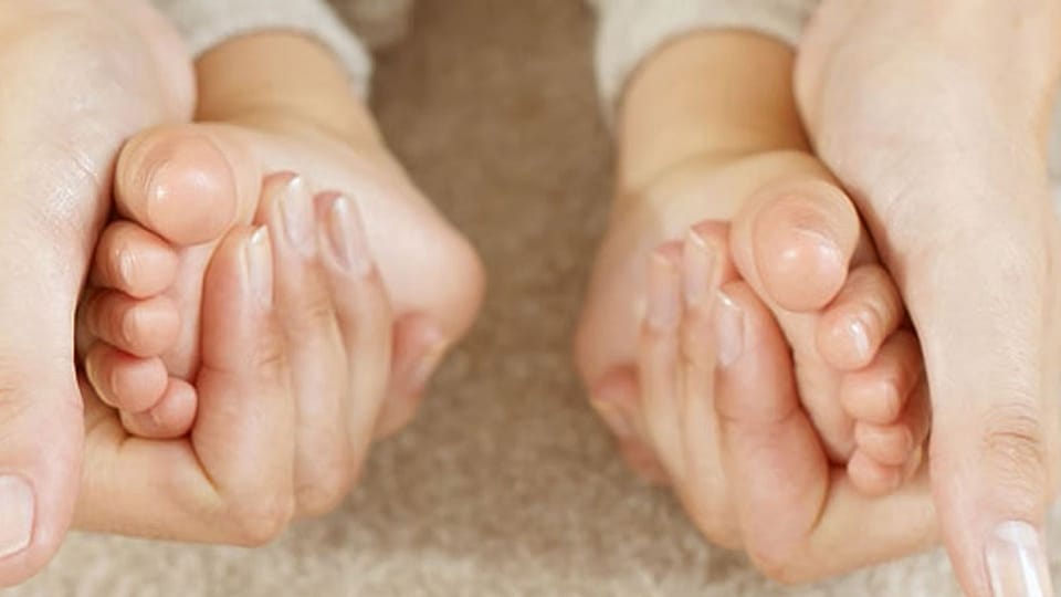 massage pieds des bébés