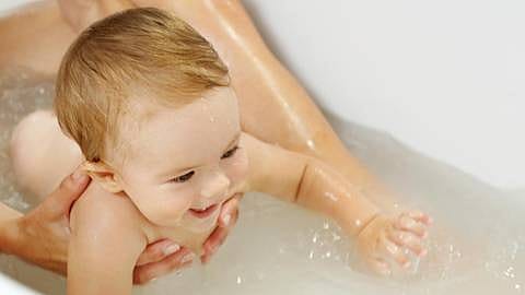 bébé dans son bain