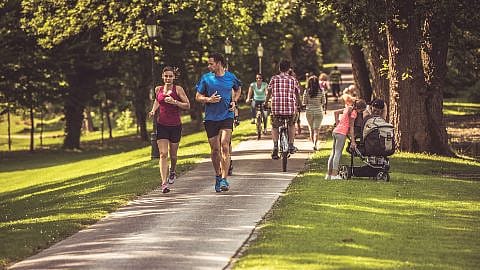 homme et femme qui font un jogging