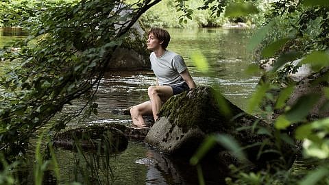 homme dans une rivière