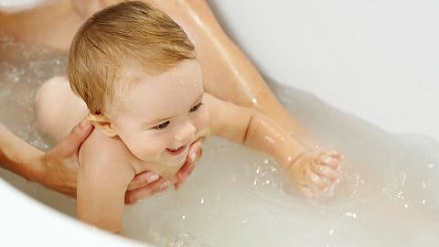 Les joies du bain avec votre bébé !