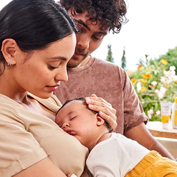 Parents regardant leur bébé