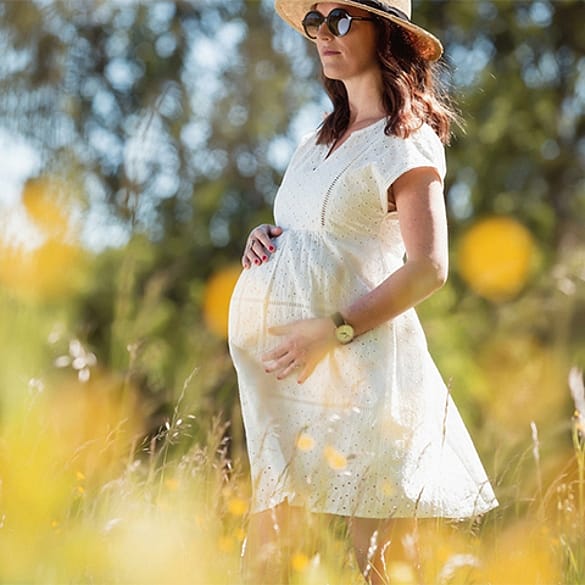 femme enceinte debout dans les champs robe blanche
