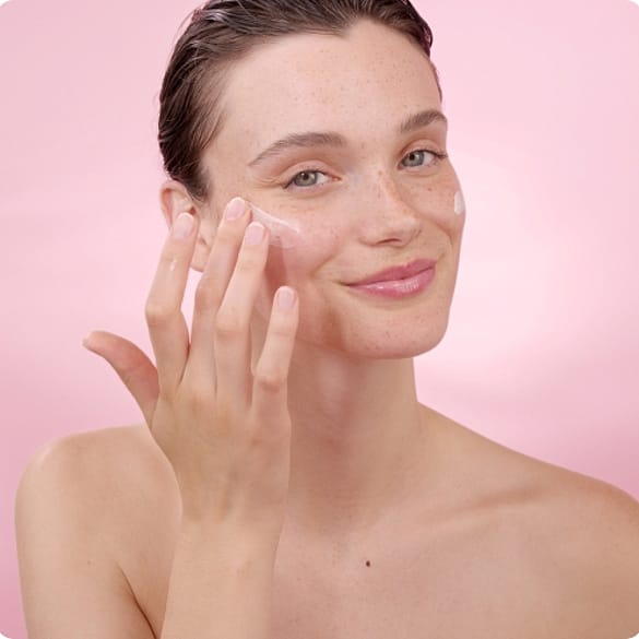 jeune femme s'applique de la crème