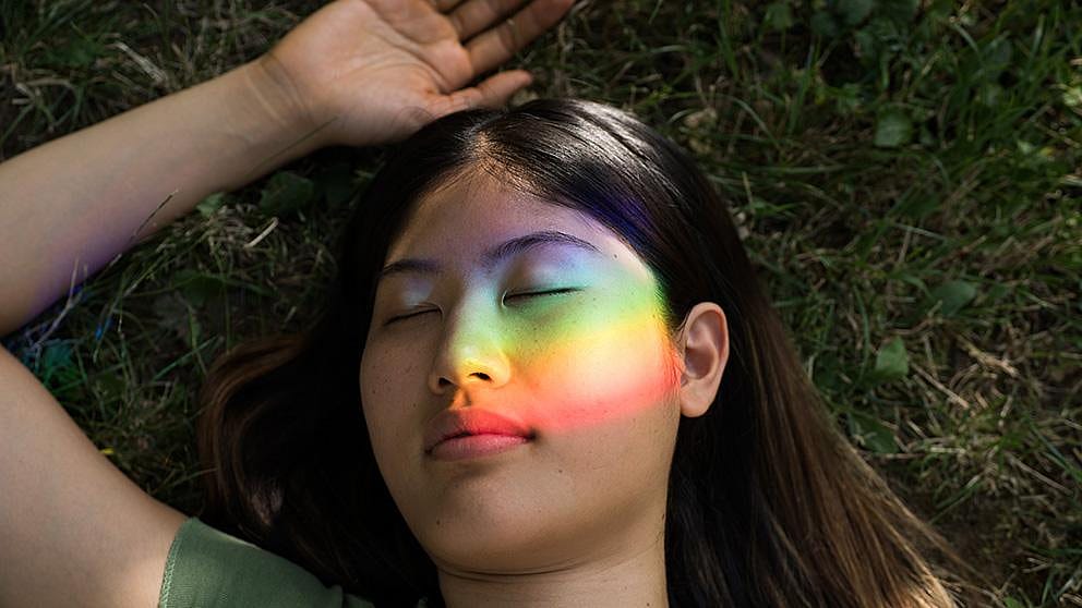 fille avec lumière arc-en-ciel