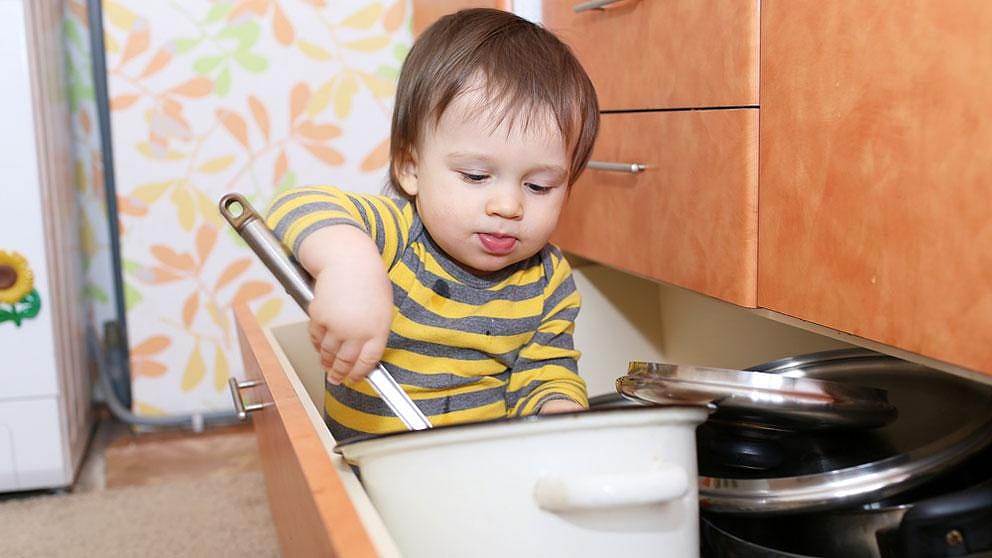 bébé qui joue dans un tiroir
