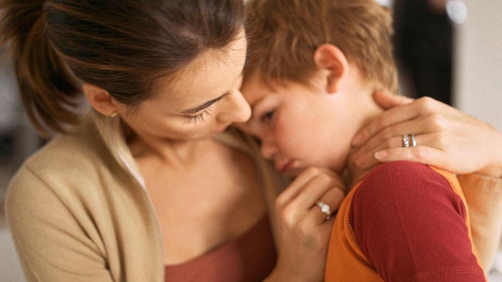 mère qui console son enfant