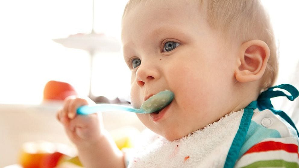 enfant qui mange