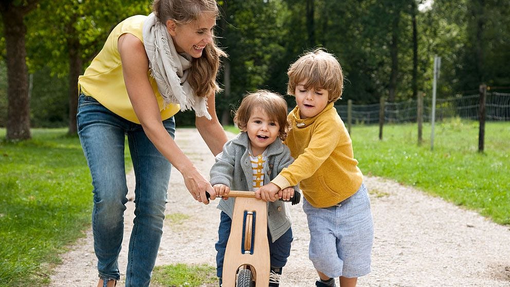 bébé sur un petit vélo