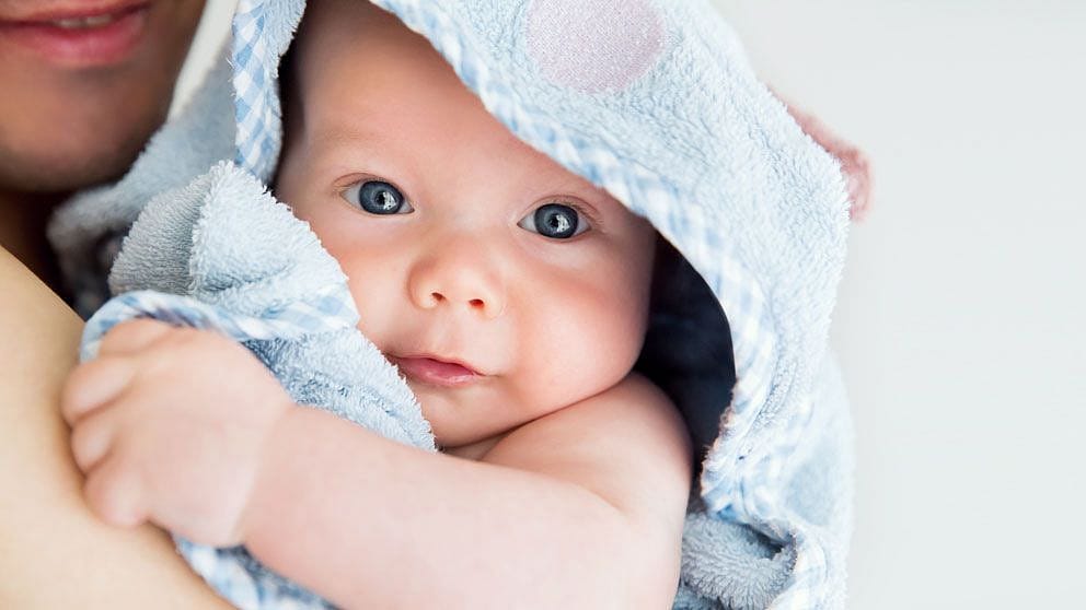 bébé qui sort du bain