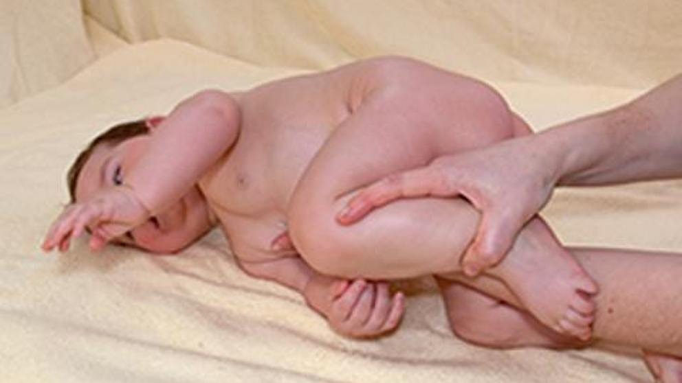 bébé couché sur le ventre