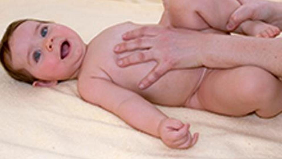 bébé couché sur le dos