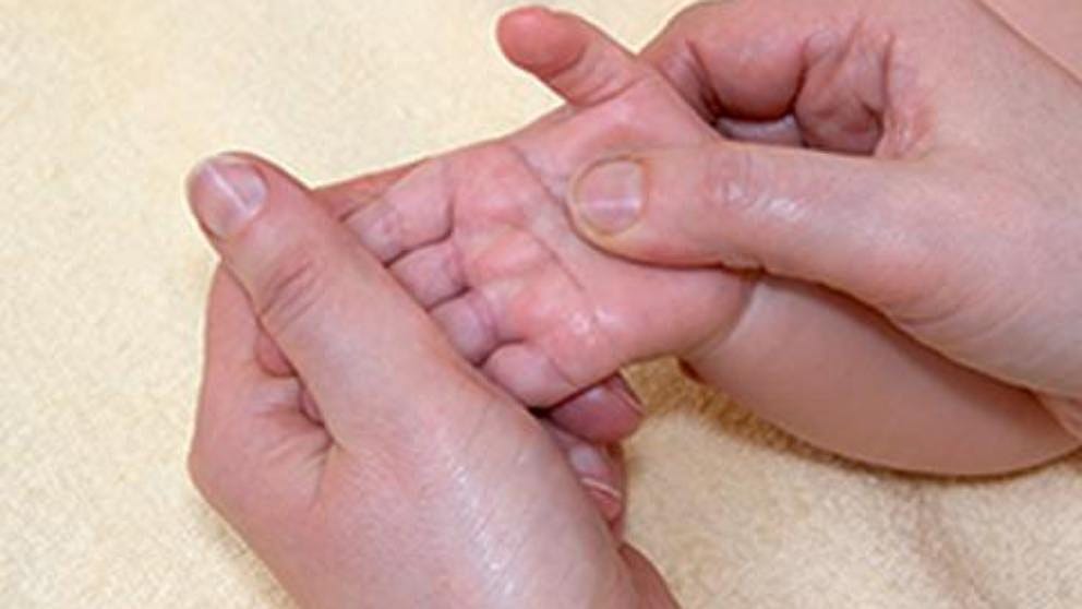 massage main de bébé