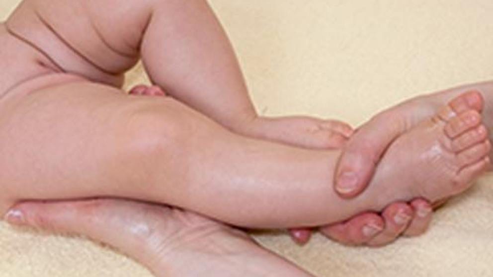 massage de la jambe du bébé