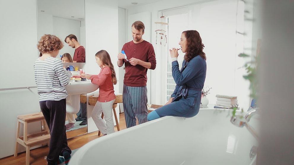 famille qui se brosse les dents