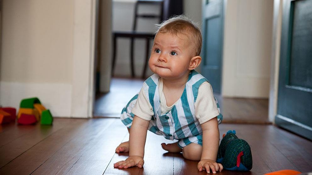 bébé qui fait ses premiers pas