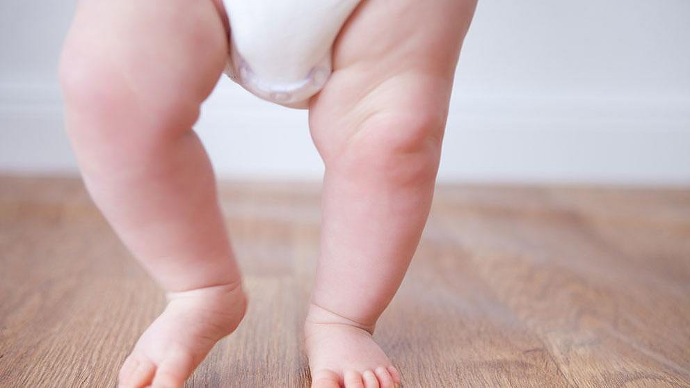 premiers pas d'un bébé