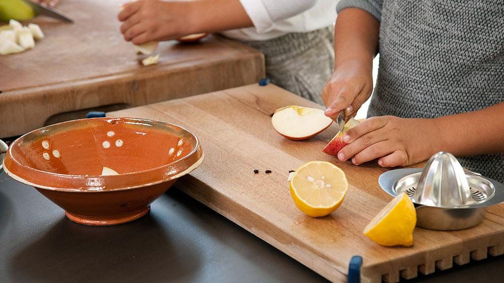 Un plateau avec des morceaux de pomme