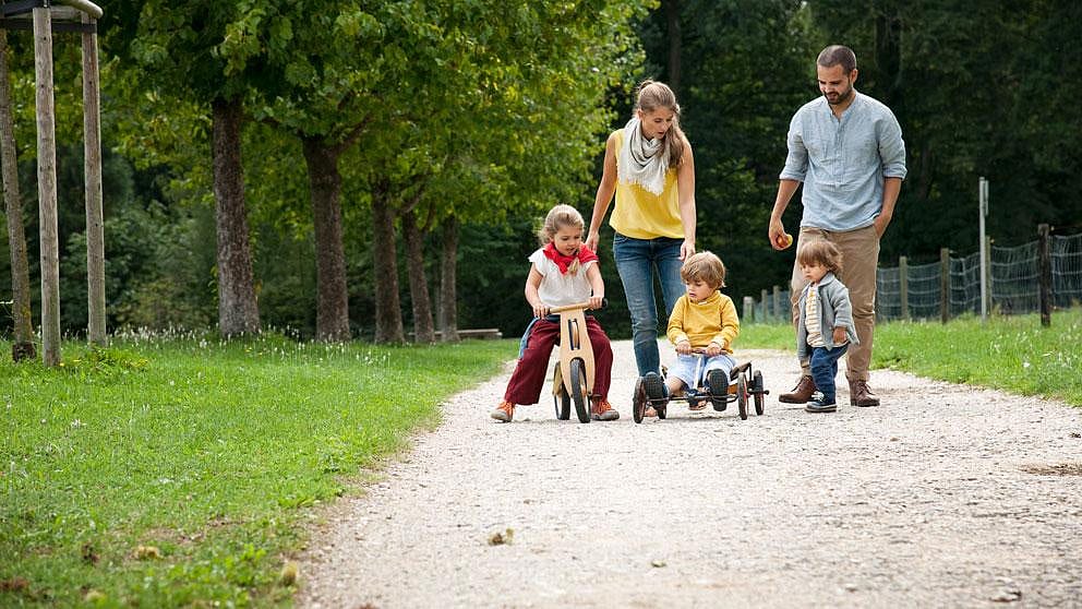 famille sur un chemin